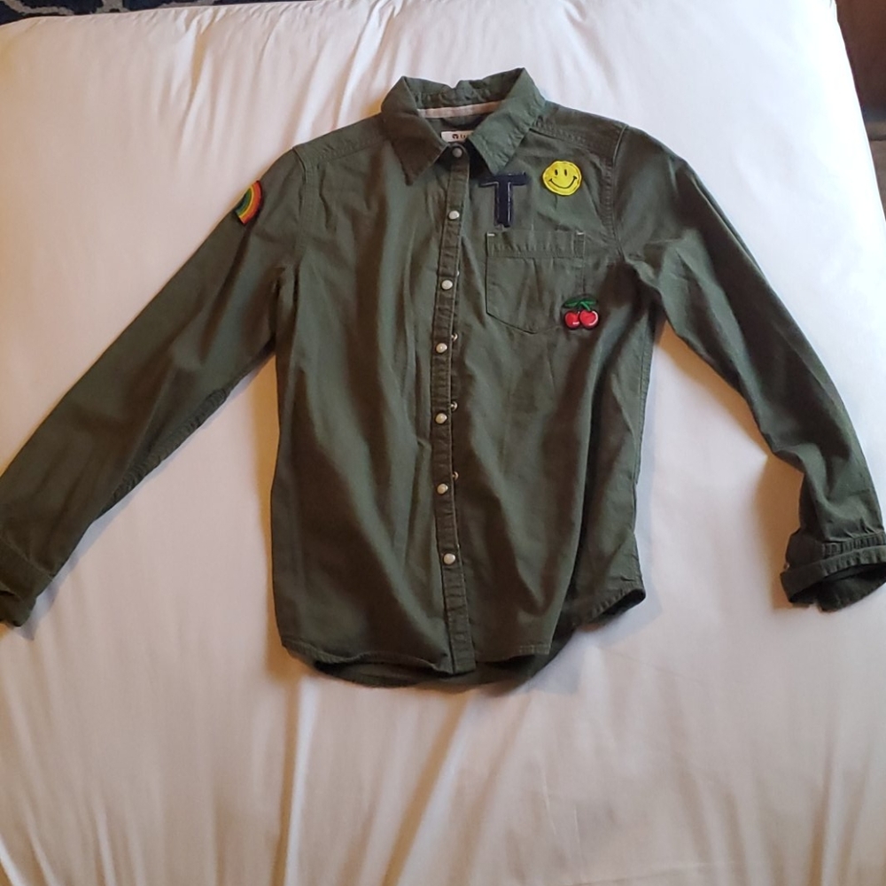 Tractr button up